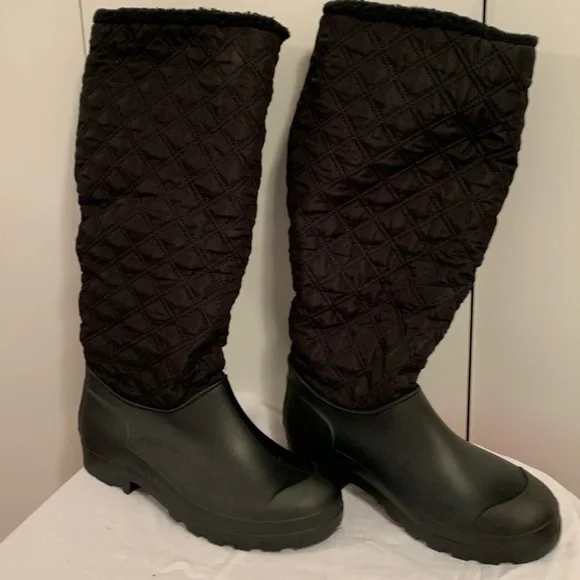Woman’s dirty laundry snow boots size 9