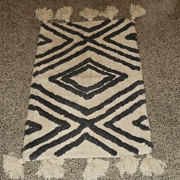 Wild Sage Geometric Melody Diamond  Patterned Rug with Tassels
