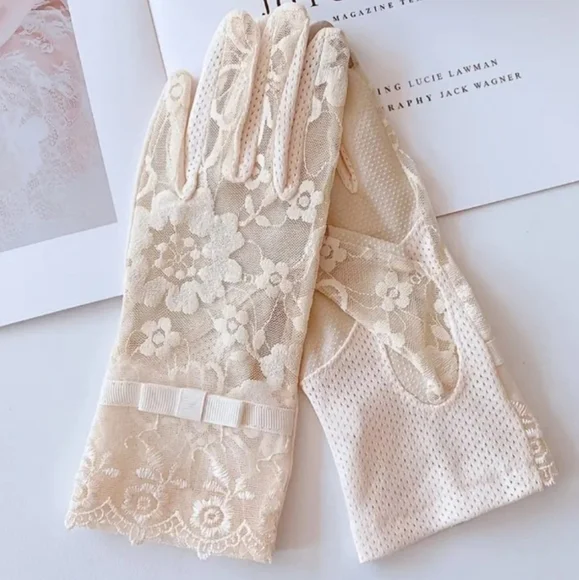 🔥NEW! Elegant Vintage Style Cream Lace Gloves OS