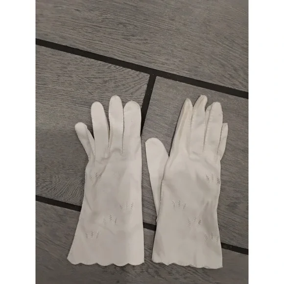 Vintage White Dress Gloves Embroidered Floral Scalloped Hem Formal Wedding Tea
