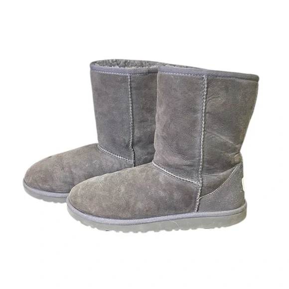 UGG Women’s Classic Short Grey Suede Boots 5251 Size 6