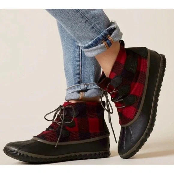 Sorel Out N About Duck Boots‎ Buffalo Plaid Size 7 Black Red