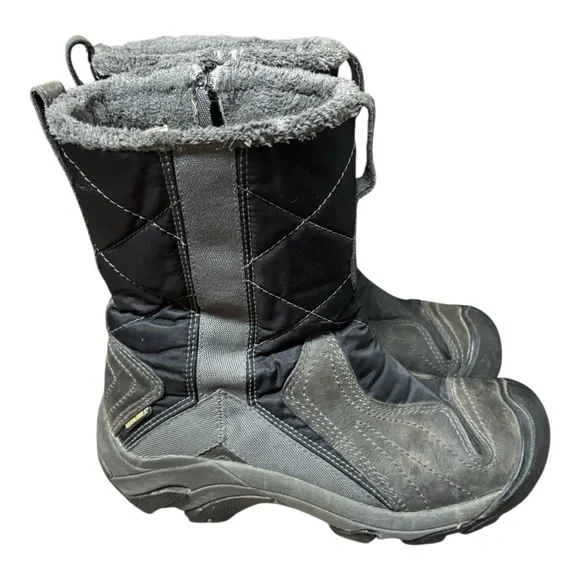 Keen Boots Women’s size 7 Betty insulated size‎ zipper winter black