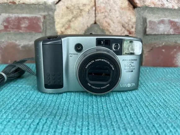 Minolta Freedom zoom 140 Panorama Date 35mm camera
