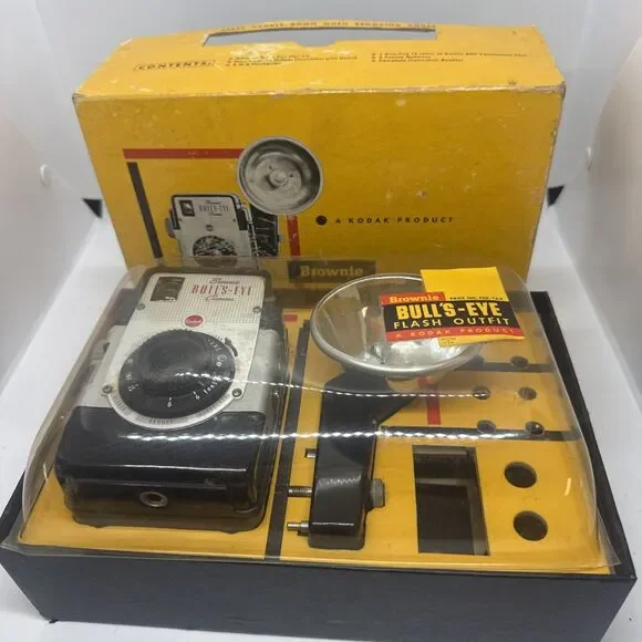 Vintage Kodak Brownie Bulls-Eye Flash Outfit Camera TESTED with Box