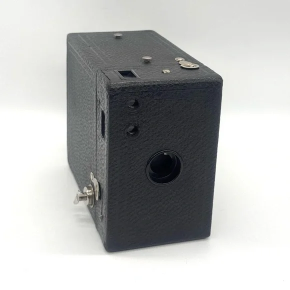 EASTMAN KODAK BROWNIE BOX. ANTIQUE