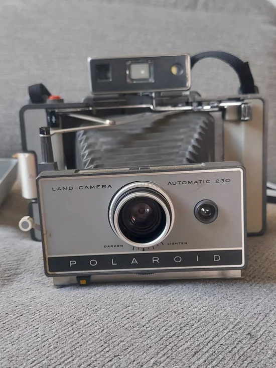 Polaroid Automatic 230 Land Camera Kit w/ Case, Flash, Bulbs & Manual
