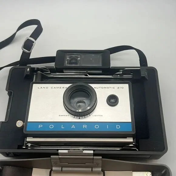 POLAROID MODEL 210 PACKFILM LAND CAMERA‎