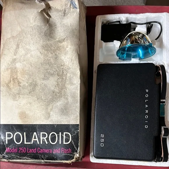 Polaroid 250 Land Camera with Flash