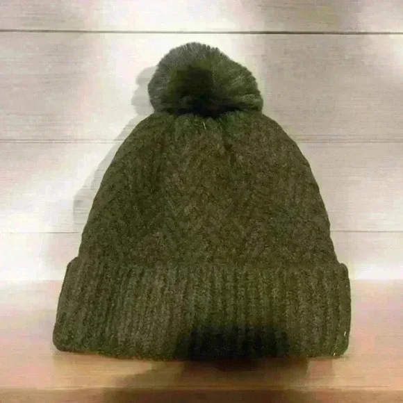 NWOT Ellie’s Boutique Fashion warm knitted hat with faux fur pom pom ❤️