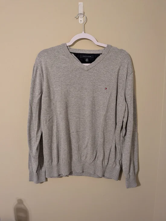 Tommy Hilfiger Men's V-Neck Sweater in Heather Gray