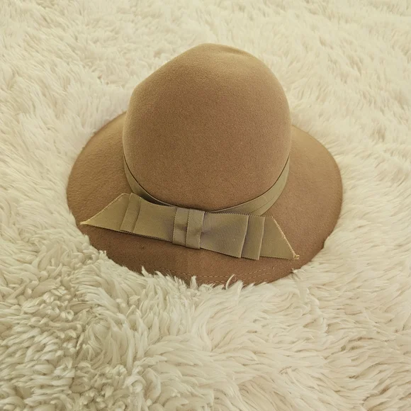 Vintage Elegant Tan Women's Hat with Bow Accent