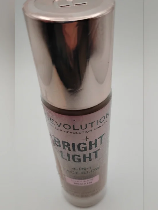 Makeup Revolution Bright Light Face Glow in Illuminate Medium