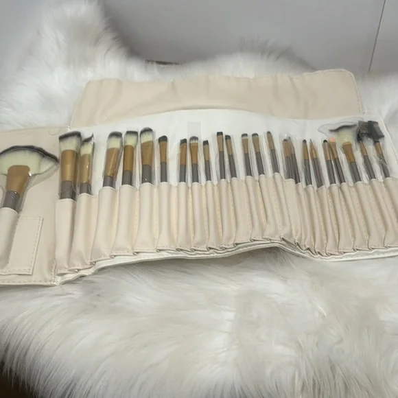 VYSN 24 Piece Makeup Set with Carrying Bag