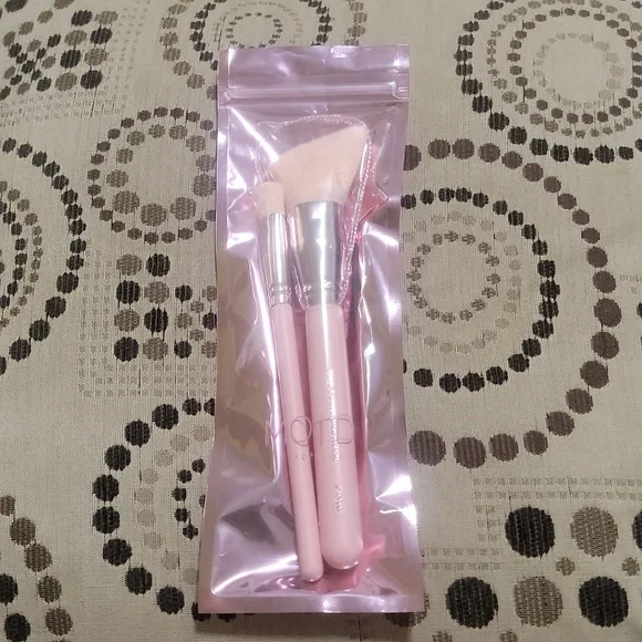 Motd 2 Face Brush Set Fit Right Face: Curved Bronzer + Fitted Concealer Brushes