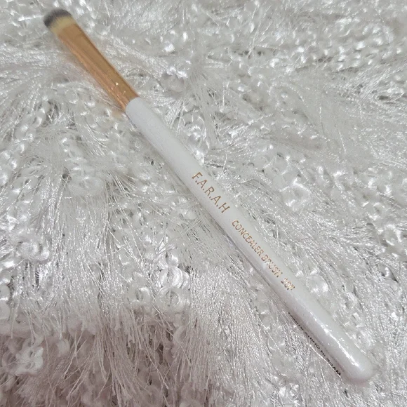 Farah White and Gold Concealer Eyeshadows Brush