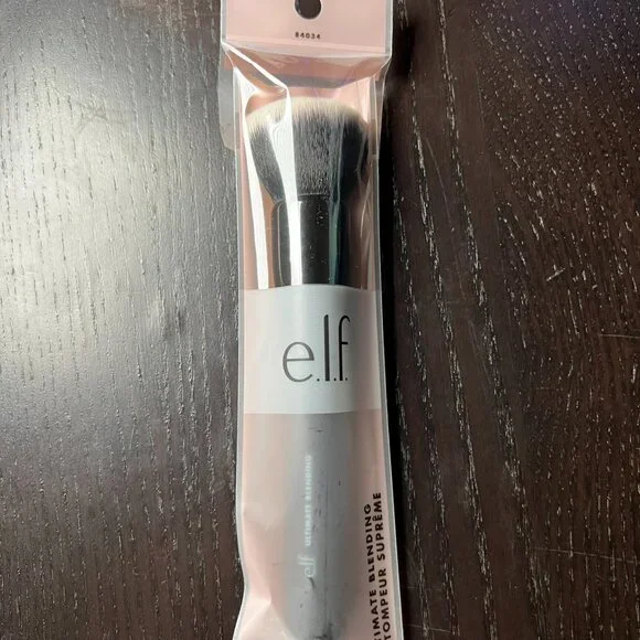 2/$10 💥 NEW (#84034) e.l.f Ultimate Blending Brush for Your Face (2372)