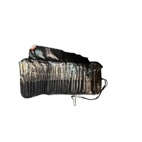 NWT 23 Piece Makeup Brush Set With Carrying Case