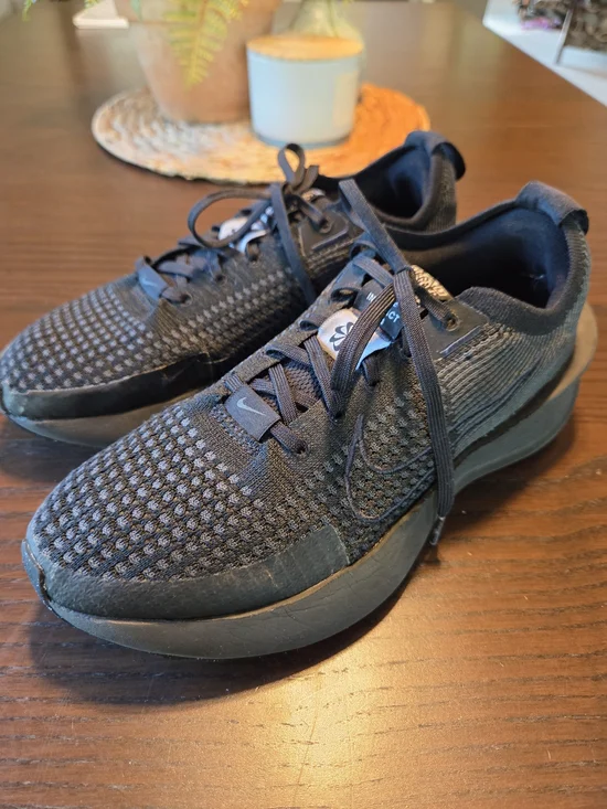 Nike Interact Run Triple Black Flyknit Running Shoes Size 7 Excellent Condition