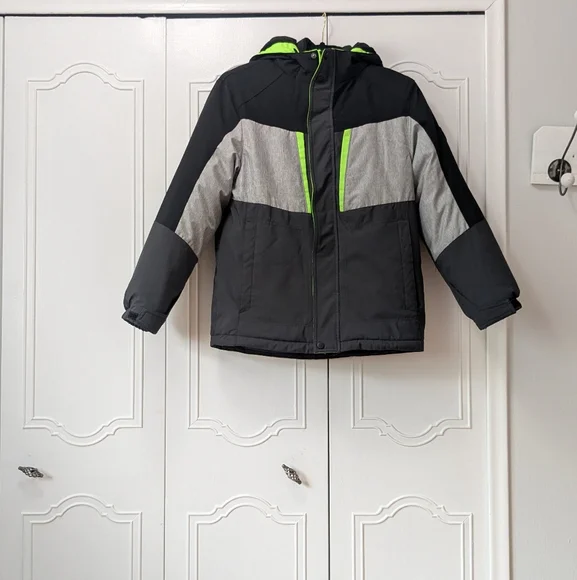 ZeroXposur Kids' Black and Gray Puffer with Green Accents Size XL(14_16)