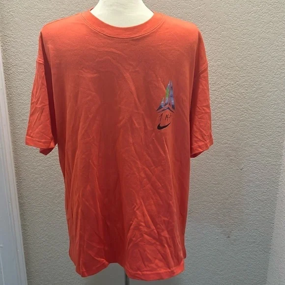 Nike Graphic Tee NWOT Nike tee LOOSE FIT