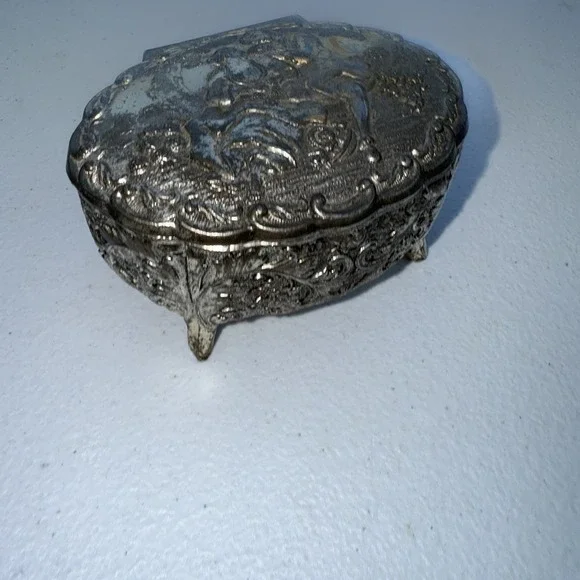 VTG Silver Plated Victorian Romance Trinket Box With Feet‎ Red Velvet Inside
