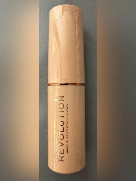 Makeup Revolution fast base Stick foundation F1 light creamy