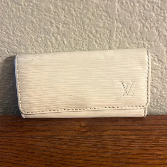 Authentic Louis Vuitton Epi 4 key holder creme CA1097