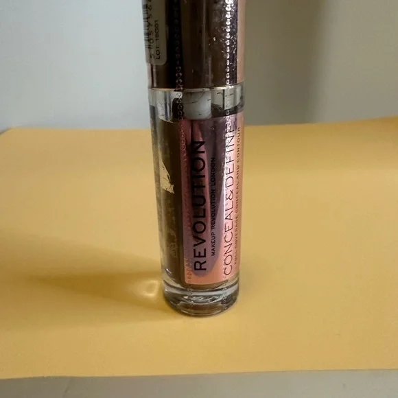 🩷5/$10 Revolution Conceal & Define Concealer