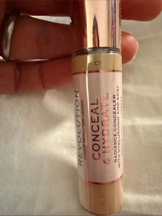 Revolution Conceal & Hydrate Concealer in Beige and Light Nude c7