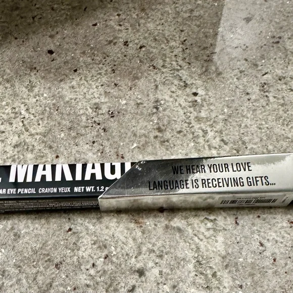 A soft, smoothly gliding‎ waterproof long wearing eyeliner.pencil
