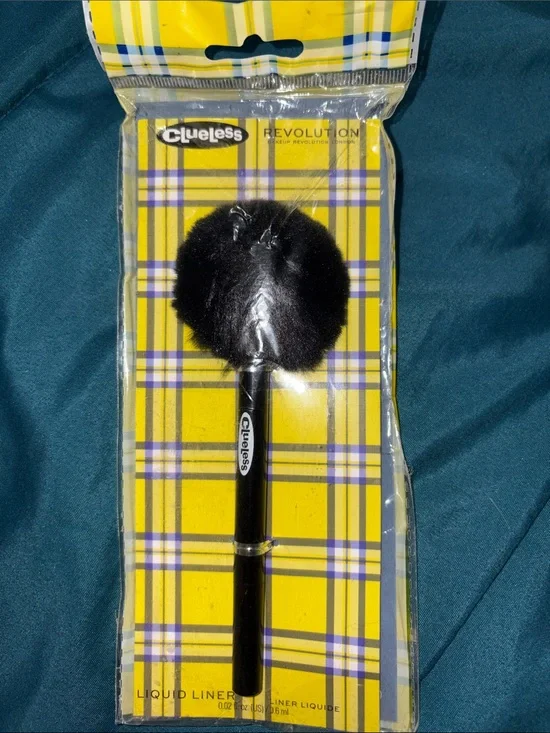 Makeup Revolution Clueless Black Eyeliner Brush with Fluffy Puff