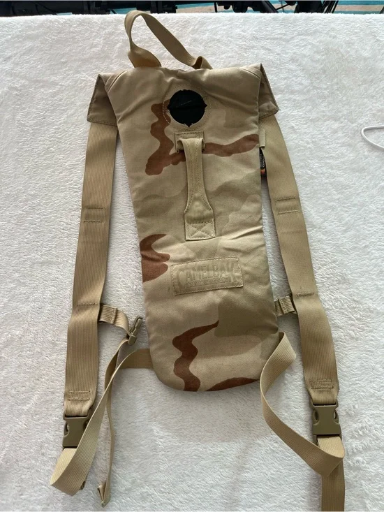 Authentic US Military Issued Desert Camo Camelbak DuPont Cordura Thermobak 2L