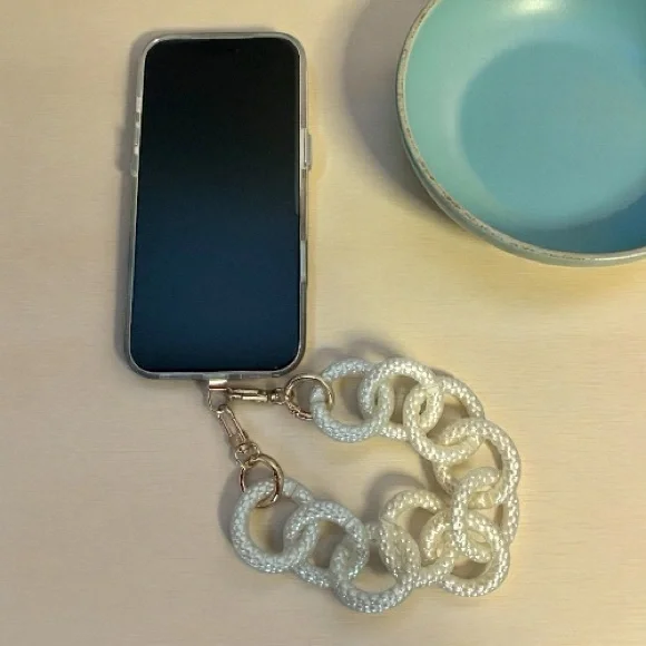 🤍 Pearl Acrylic Chain Phone Strap – Chunky Link Wristlet with Gold Hardware