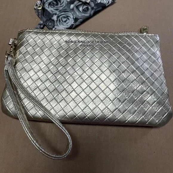 Adrienne‎ Vittadini Phone Wallet Gold Embossed Faux Leather Zipper W/Charger
