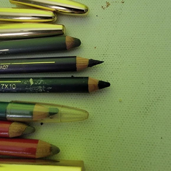 Lot of 10 eye shadow‎ eye liners Maybelline Avon and Mary kay
