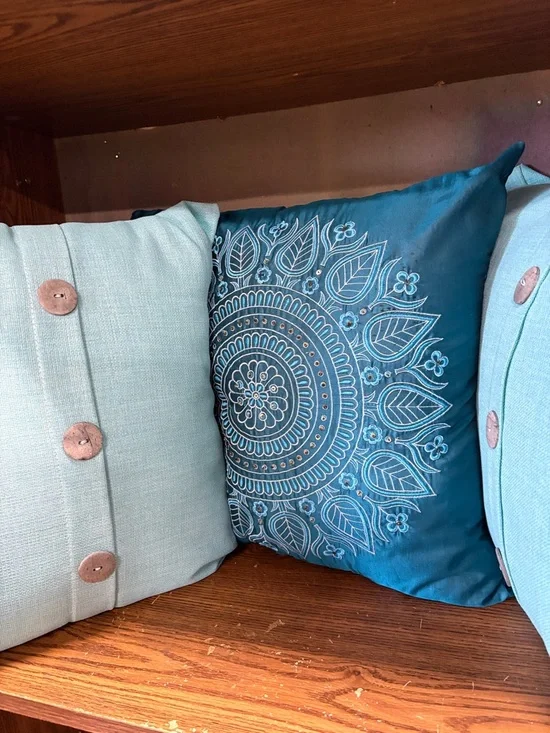 Set of 3 accent Pillows