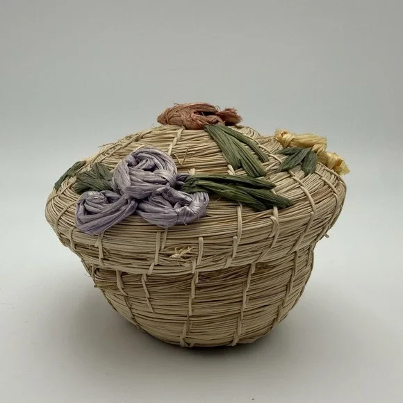 Vtg‎ Woven Straw Basket Lidded Raffia Trinket Box Cream Floral Design Boho MCM