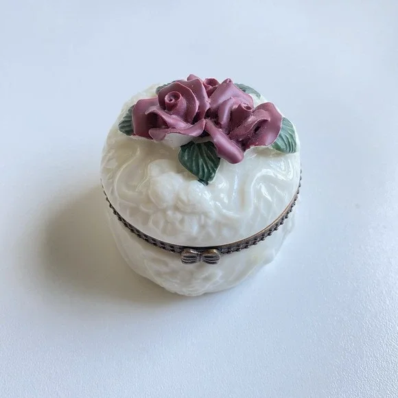Vintage Porcelain Rose Trinket‎ Box White Bow Detail Hinged 3