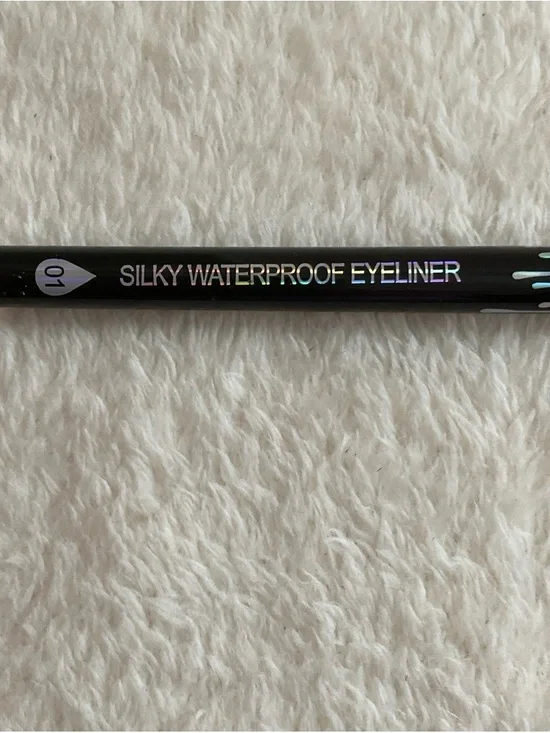Silky Waterproof Eyeliner Pencil - Black