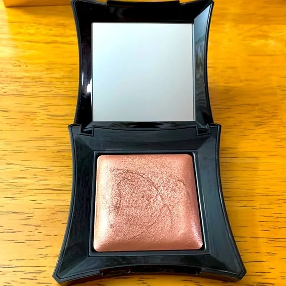 Illamasqua Beyond Powder in Dare
