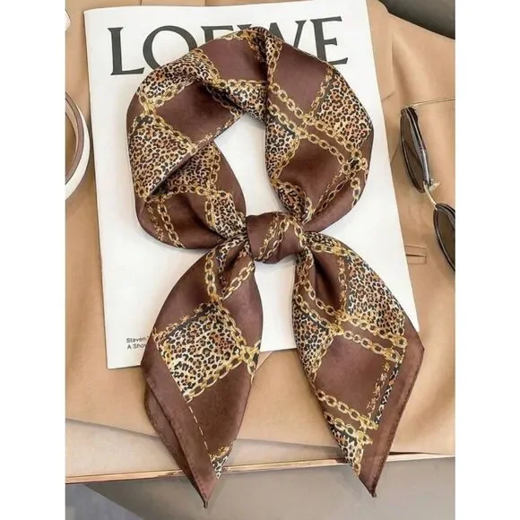 Leopard scarf P124