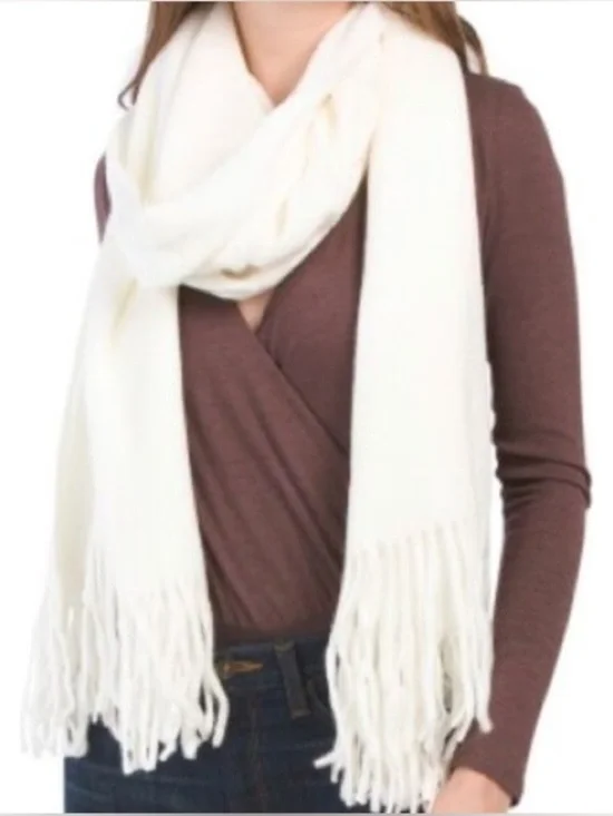 ✨Steve Madden Ivory Knit Fringe Scarf