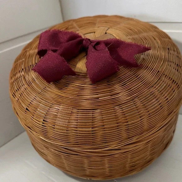 Vintage woven Chinese sewing basket with lid
