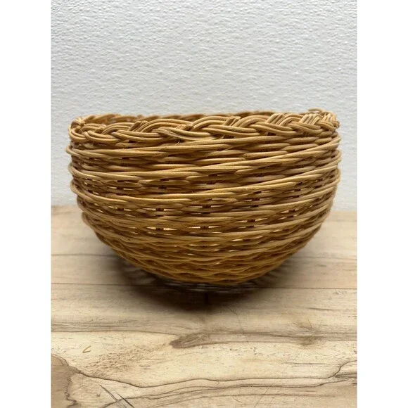 Vtg Handwoven Wiker Round Basket 9