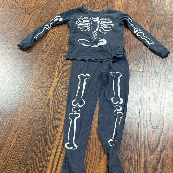 Carter’s Boys Black Gray 2pc Halloween skeleton Pajama Set Size 7