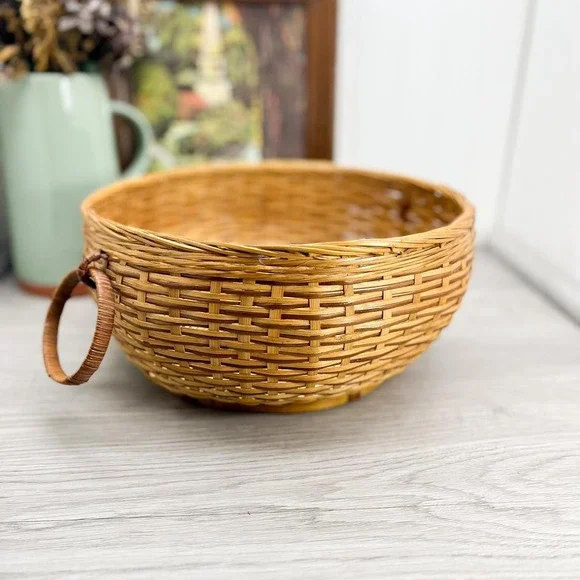 Vintage Handwoven Wicker Basket: Farmhouse Decor