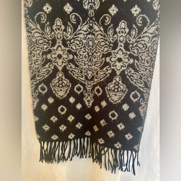 Soft Reversible Black & Tan Print Knit Scarf Size 34” x 12”