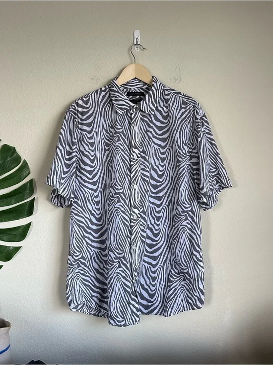 Banana Republic Men’s Cotton Zebra Print Short Sleeve Button Down Shirt