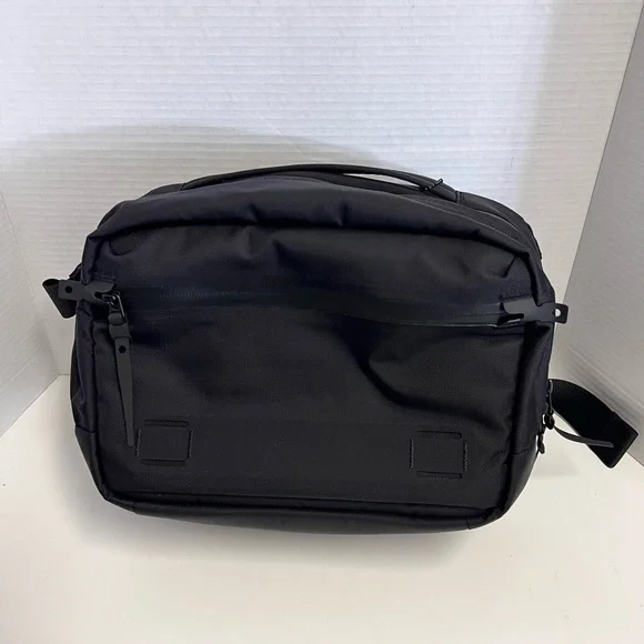 Black Ember Grip Sling 9L